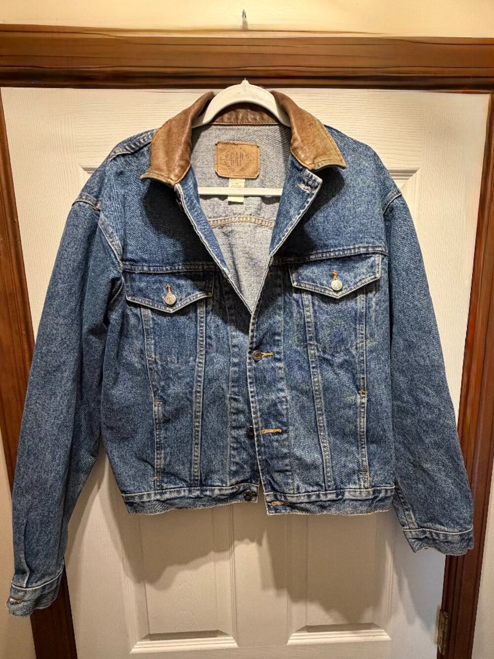 Vintage 90s GAP Worldwide Genuine Product Leather Collar Denim Trucker Jacket Me